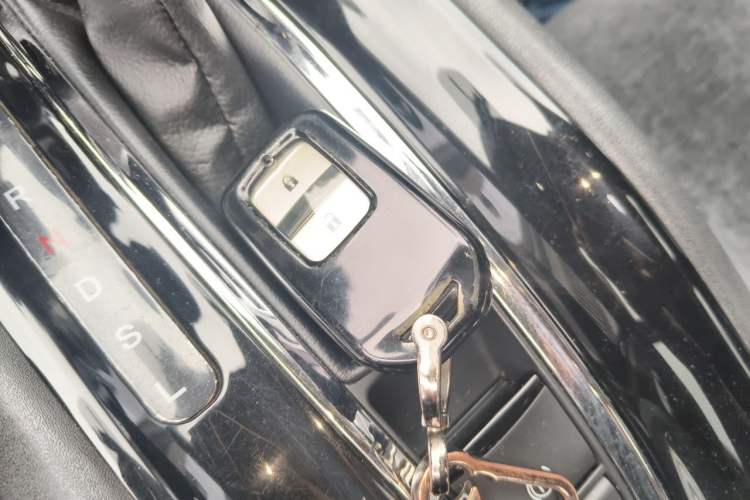 Used Honda Vezel 2016 1.8L CVT Front-Wheel Drive Pioneer Edition Vehicle Key