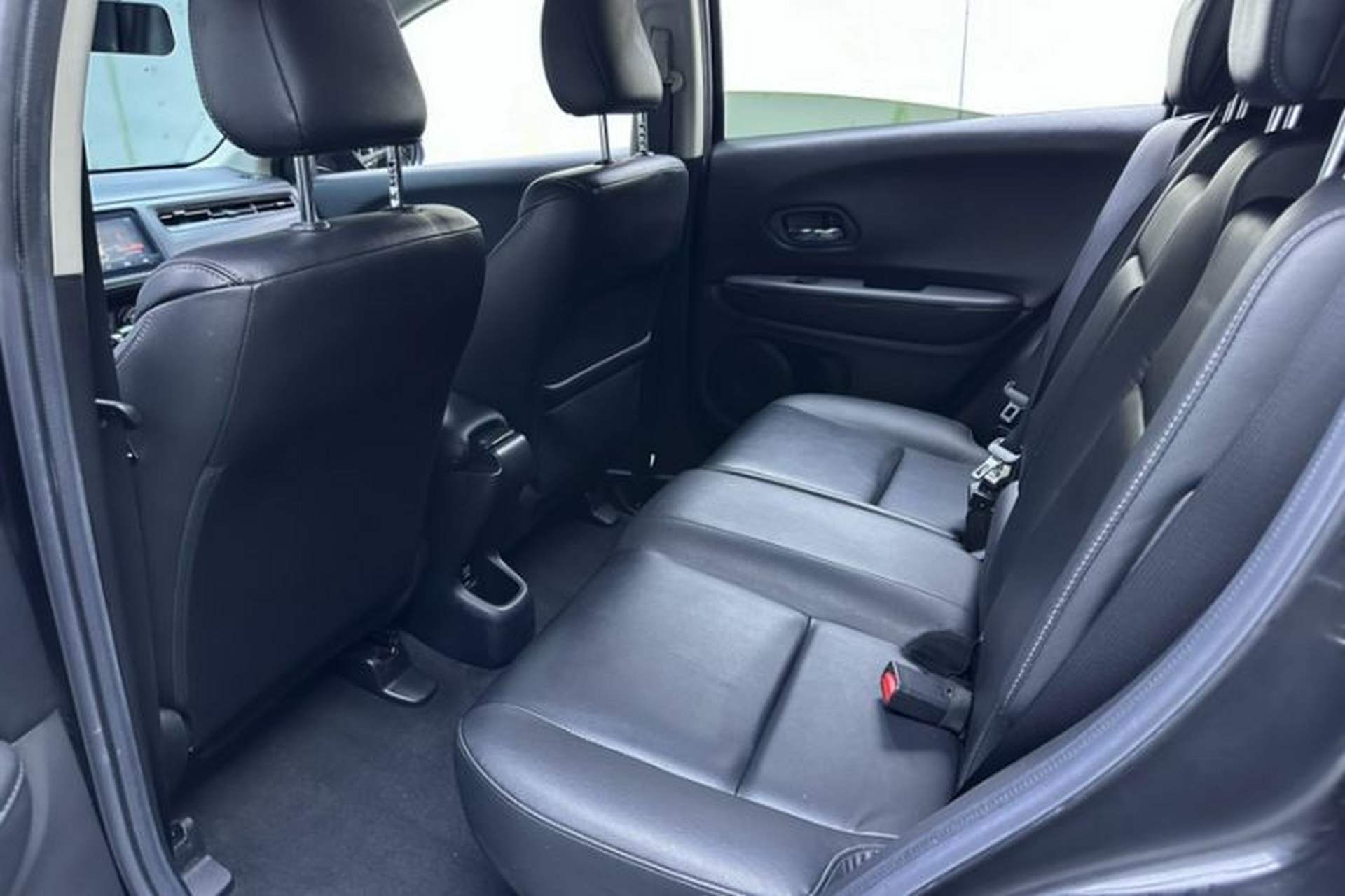 Used Honda Vezel 2017 1.8L CVT Front-Wheel Drive Pioneer Edition Interior 5