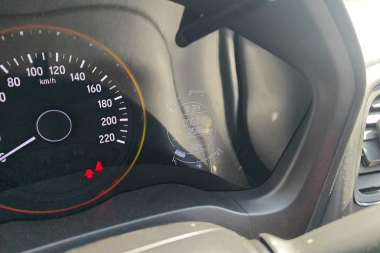 Used Honda Vezel 2017 1.8L CVT Front-Wheel Drive Pioneer Edition Odometer Close Up
