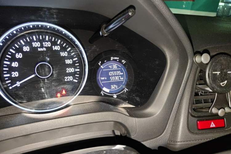 Used Honda Vezel 2017 1.8L CVT Front-Wheel Drive Pioneer Edition Odometer Close Up
