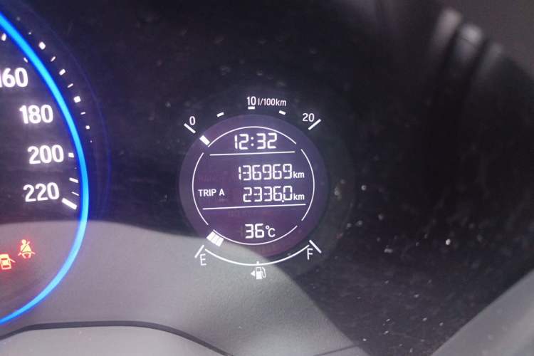 Used Honda Vezel 2017 1.8L CVT Front-Wheel Drive Pioneer Edition Odometer Close Up
