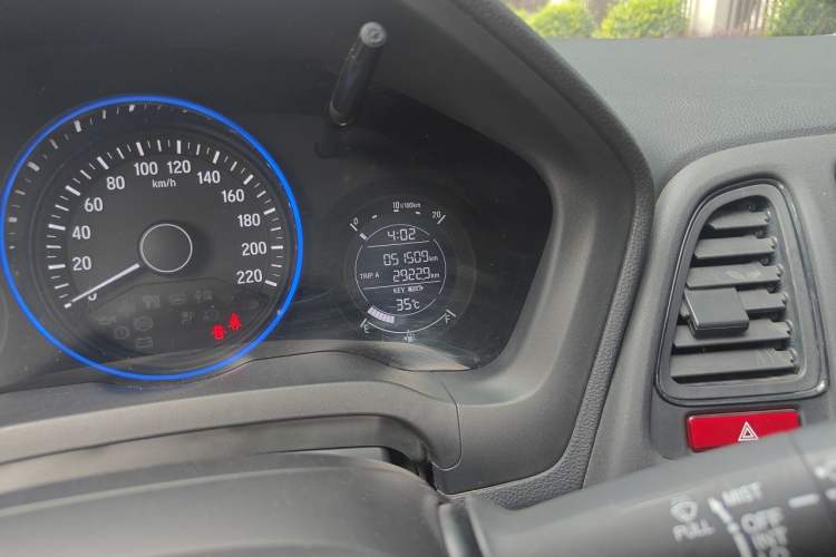 Used Honda Vezel 2017 1.8L CVT Front-Wheel Drive Pioneer Edition Odometer Close Up