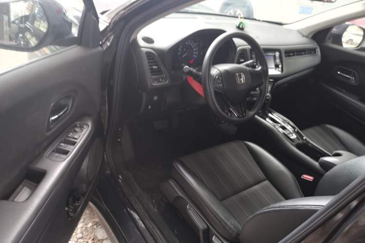 Used Honda Vezel 2017 1.8L CVT Front-Wheel Drive Pioneer Edition Interior 3