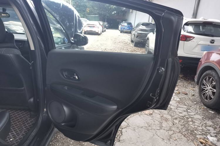 Used Honda Vezel 2017 1.8L CVT Front-Wheel Drive Pioneer Edition Interior 6