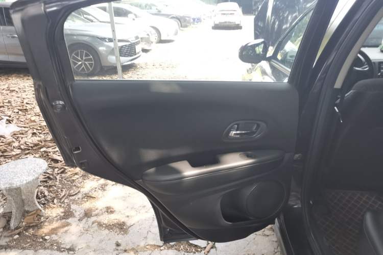 Used Honda Vezel 2017 1.8L CVT Front-Wheel Drive Pioneer Edition Interior 8