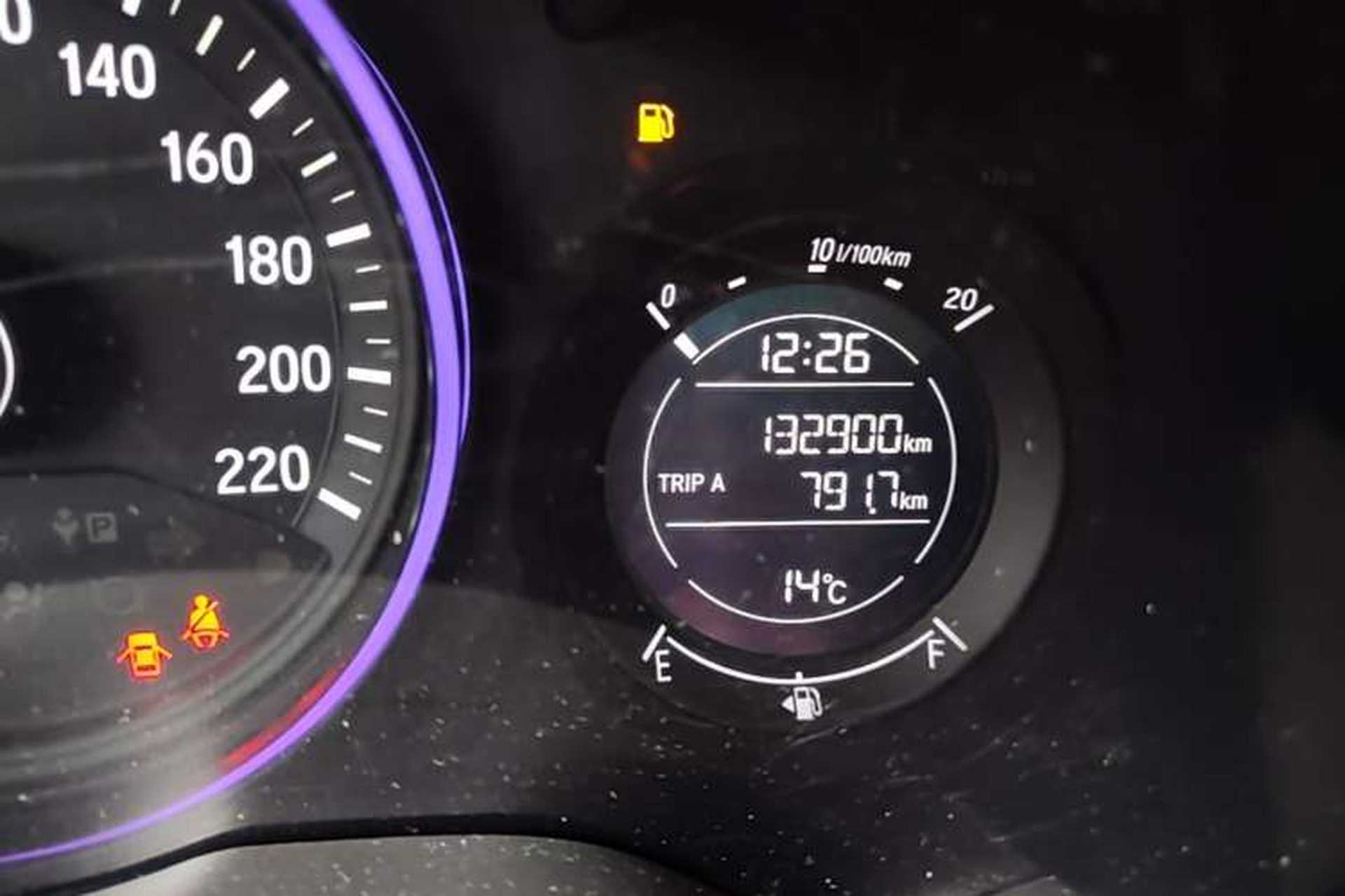 Used Honda Vezel 2017 1.8L CVT Front-Wheel Drive Pioneer Edition Odometer Close Up
