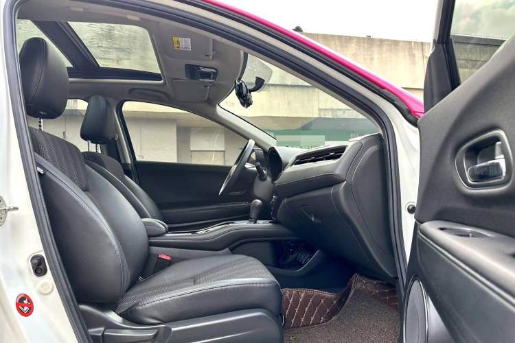 Used Honda Vezel 2017 1.8L CVT Front-Wheel Drive Pioneer Edition Interior 4