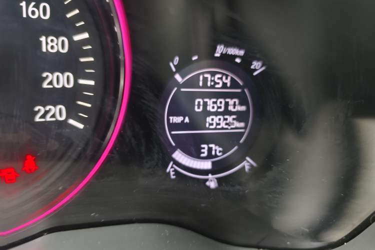 Used Honda Vezel 2017 1.8L CVT Front-Wheel Drive Pioneer Edition Odometer Close Up