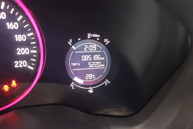 Used Honda Vezel 2017 1.8L CVT Front-Wheel Drive Pioneer Edition Odometer Close Up
