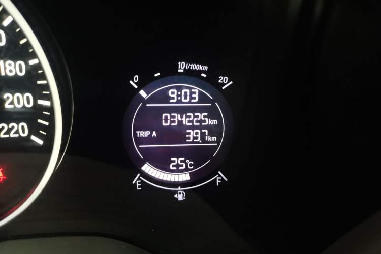 Used Honda Vezel 2017 1.5L CVT 2WD Comfort Model Odometer Close Up