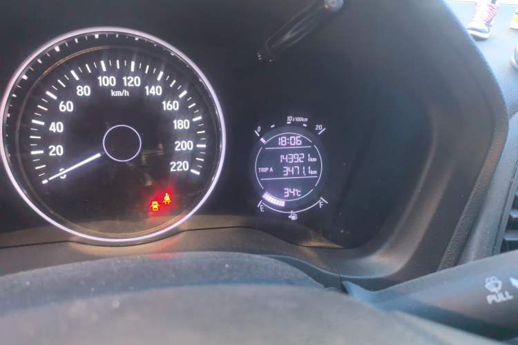 Used Honda Vezel 2017 1.8L CVT Front-Wheel Drive Pioneer Edition Odometer Close Up