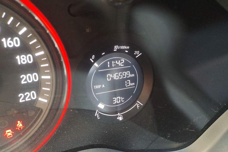 Used Honda Vezel 2017 1.5L CVT 2WD Comfort Model Odometer Close Up