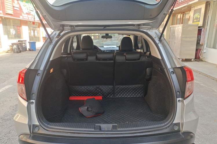 Used Honda Vezel 2017 1.5L CVT 2WD Comfort Model Trunk