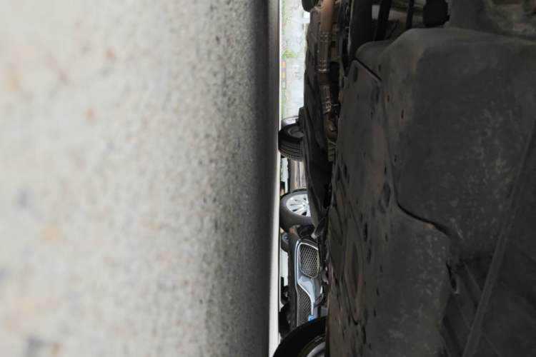 Used Honda Vezel 2017 1.8L CVT Front-Wheel Drive Pioneer Edition Chassis Front Right