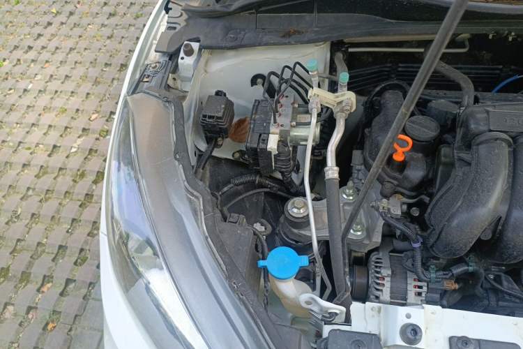 Used Honda Vezel 2017 1.5L CVT 2WD Comfort Model Engine Bay Right