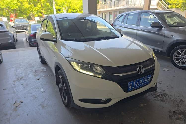 Used Honda Vezel 2017 1.8L CVT Front-Wheel Drive Pioneer Edition Front Right 45 Deg