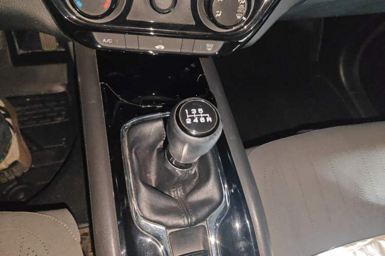 Used Honda Vezel 2017 1.5L manual two-wheel drive Comfort trim level Gear Lever