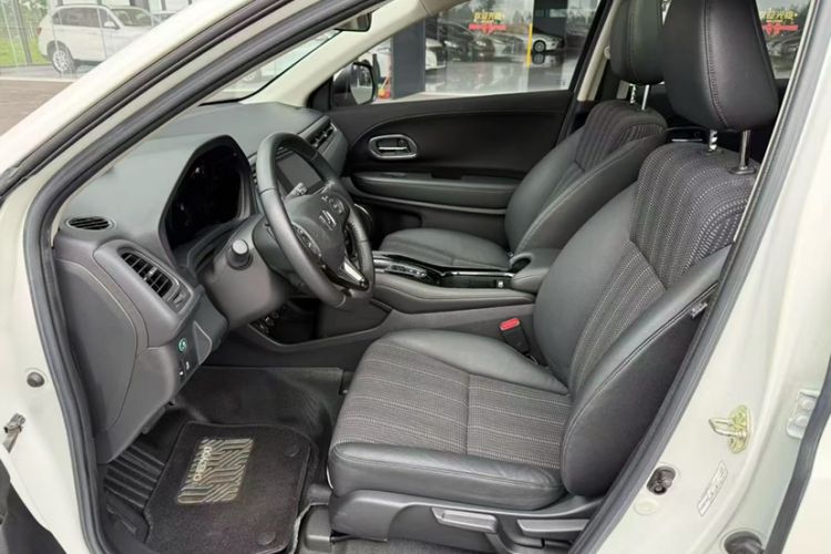 Used Honda Vezel 2017 1.8L CVT Two-Wheel Drive Luxury Model Interior 1