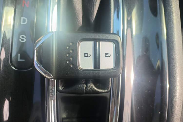 Used Honda Vezel 2017 1.8L CVT Front-Wheel Drive Pioneer Edition Interior 1