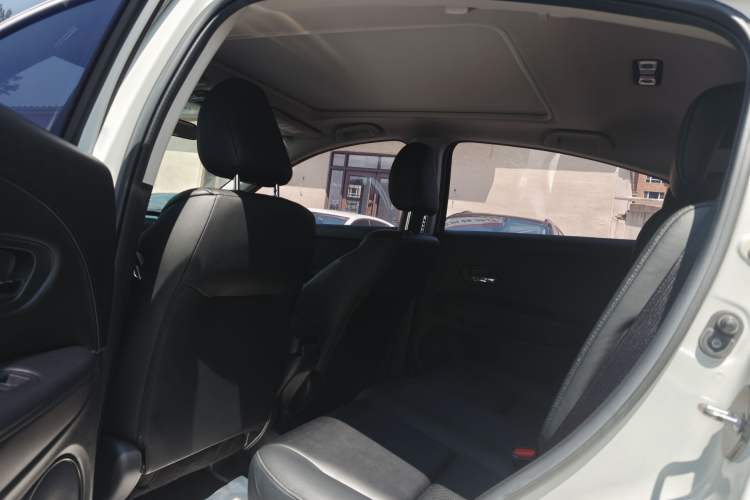 Used Honda Vezel 2017 1.8L CVT Front-Wheel Drive Pioneer Edition Interior 3