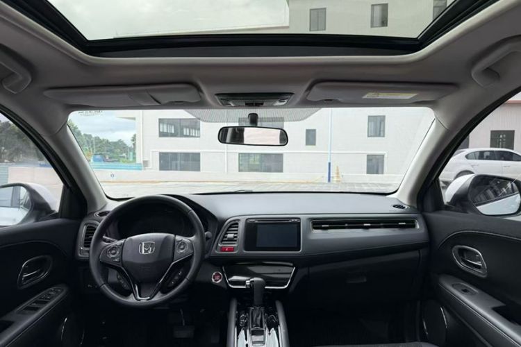 Used Honda Vezel 2017 1.8L CVT Two-Wheel Drive Luxury Model Interior 4