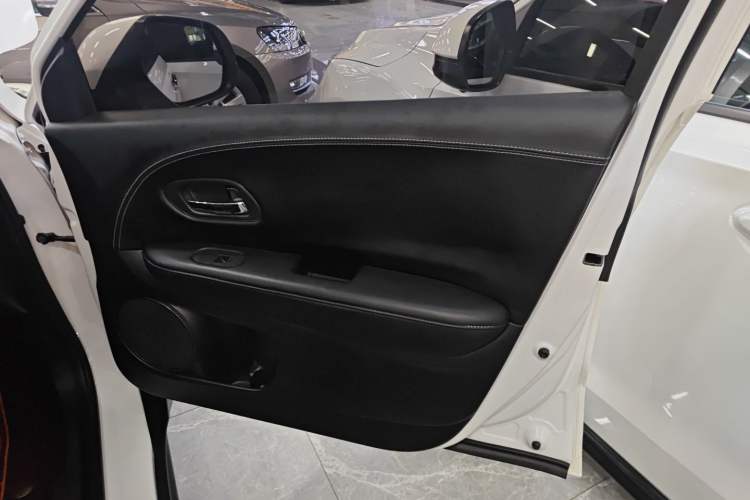 Used Honda Vezel 2017 1.8L CVT Front-Wheel Drive Pioneer Edition Interior 5