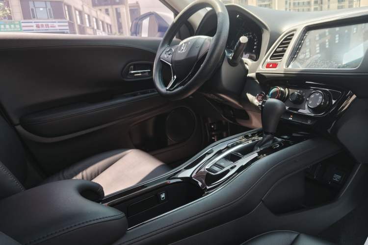 Used Honda Vezel 2017 1.8L CVT Front-Wheel Drive Pioneer Edition Interior 5