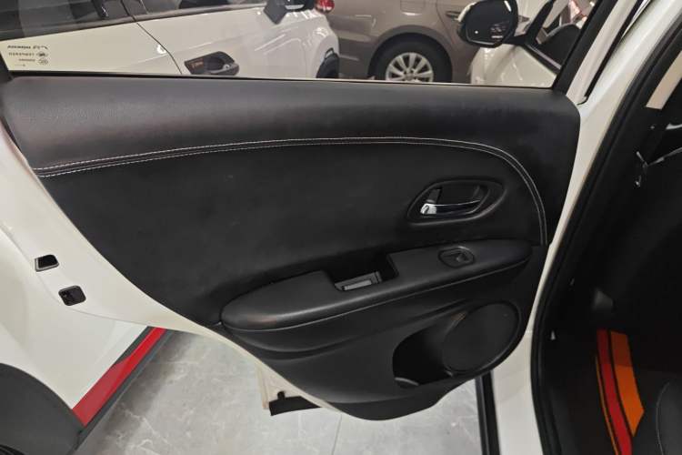 Used Honda Vezel 2017 1.8L CVT Front-Wheel Drive Pioneer Edition Interior 8