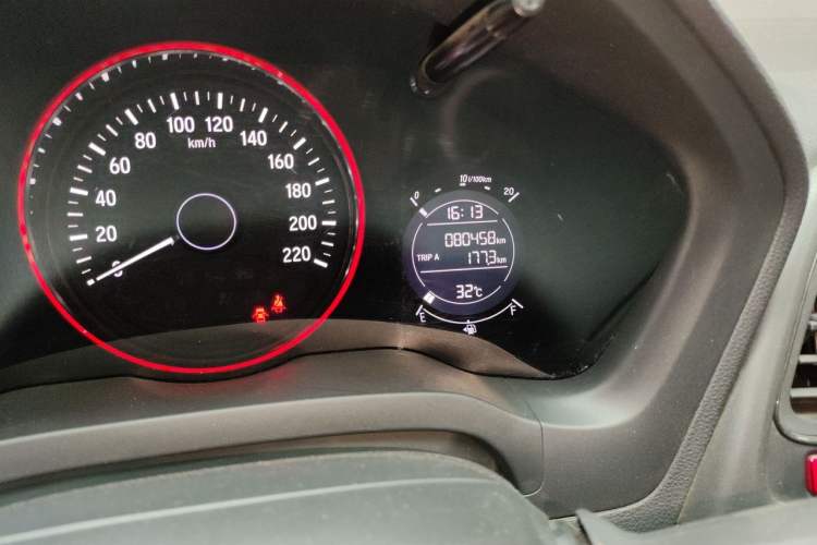 Used Honda Vezel 2017 1.8L CVT Front-Wheel Drive Pioneer Edition Odometer Close Up