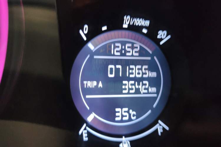 Used Honda Vezel 2017 1.8L CVT Front-Wheel Drive Pioneer Edition Odometer Close Up
