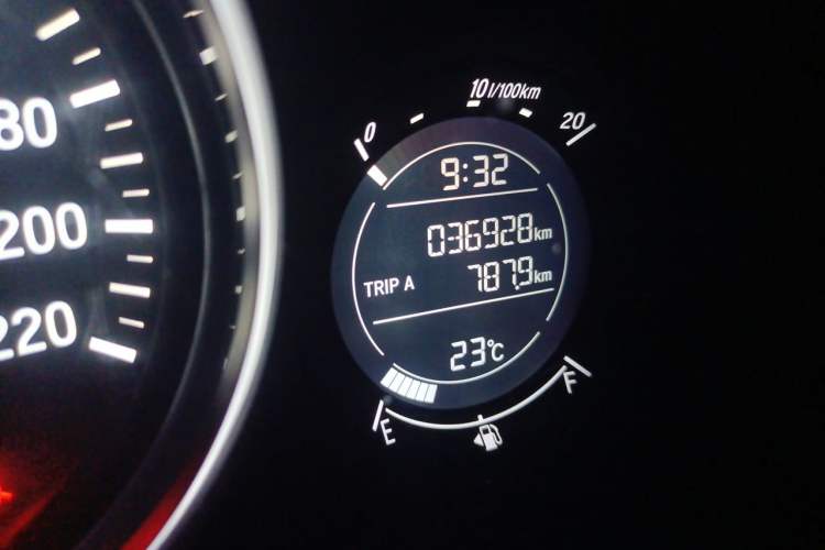 Used Honda Vezel 2017 1.5L CVT 2WD Comfort Model Odometer Close Up