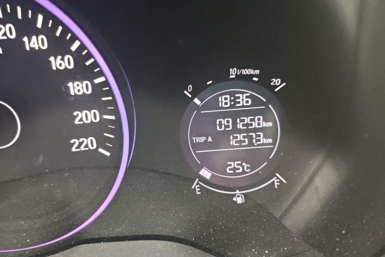 Used Honda Vezel 2017 1.8L CVT Front-Wheel Drive Pioneer Edition Odometer Close Up