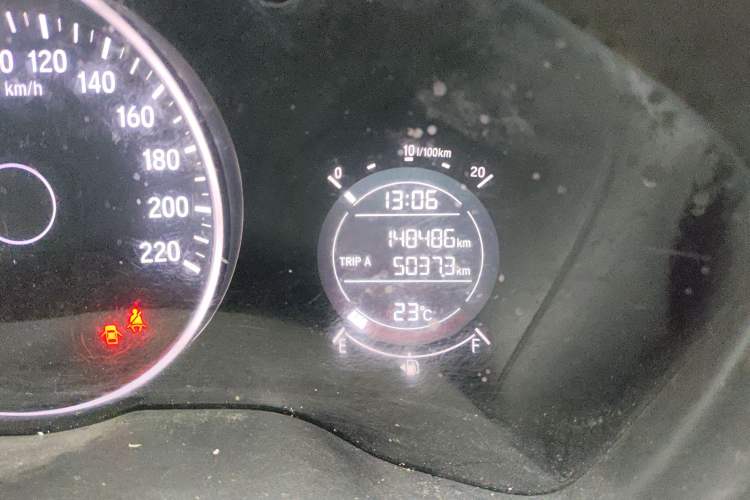 Used Honda Vezel 2017 1.8L CVT Front-Wheel Drive Pioneer Edition Odometer Close Up