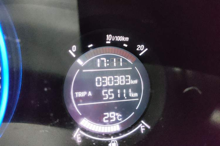 Used Honda Vezel 2017 1.8L CVT Front-Wheel Drive Pioneer Edition Odometer Close Up