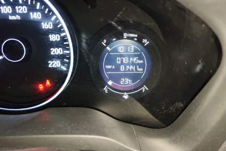 Used Honda Vezel 2017 1.5L CVT 2WD Comfort Model Odometer Close Up