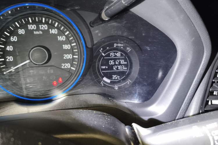 Used Honda Vezel 2017 1.8L CVT Front-Wheel Drive Pioneer Edition Odometer Close Up