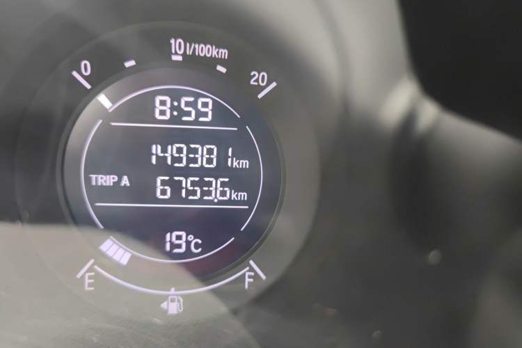 Used Honda Vezel 2017 1.5L CVT 2WD Comfort Model Odometer Close Up