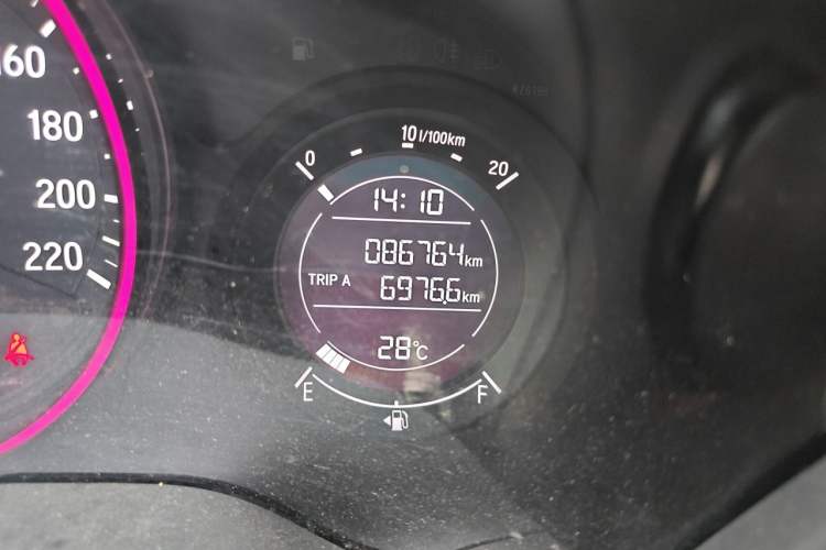 Used Honda Vezel 2017 1.8L CVT Front-Wheel Drive Pioneer Edition Odometer Close Up