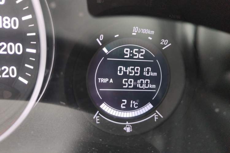 Used Honda Vezel 2017 1.8L CVT Front-Wheel Drive Pioneer Edition Odometer Close Up
