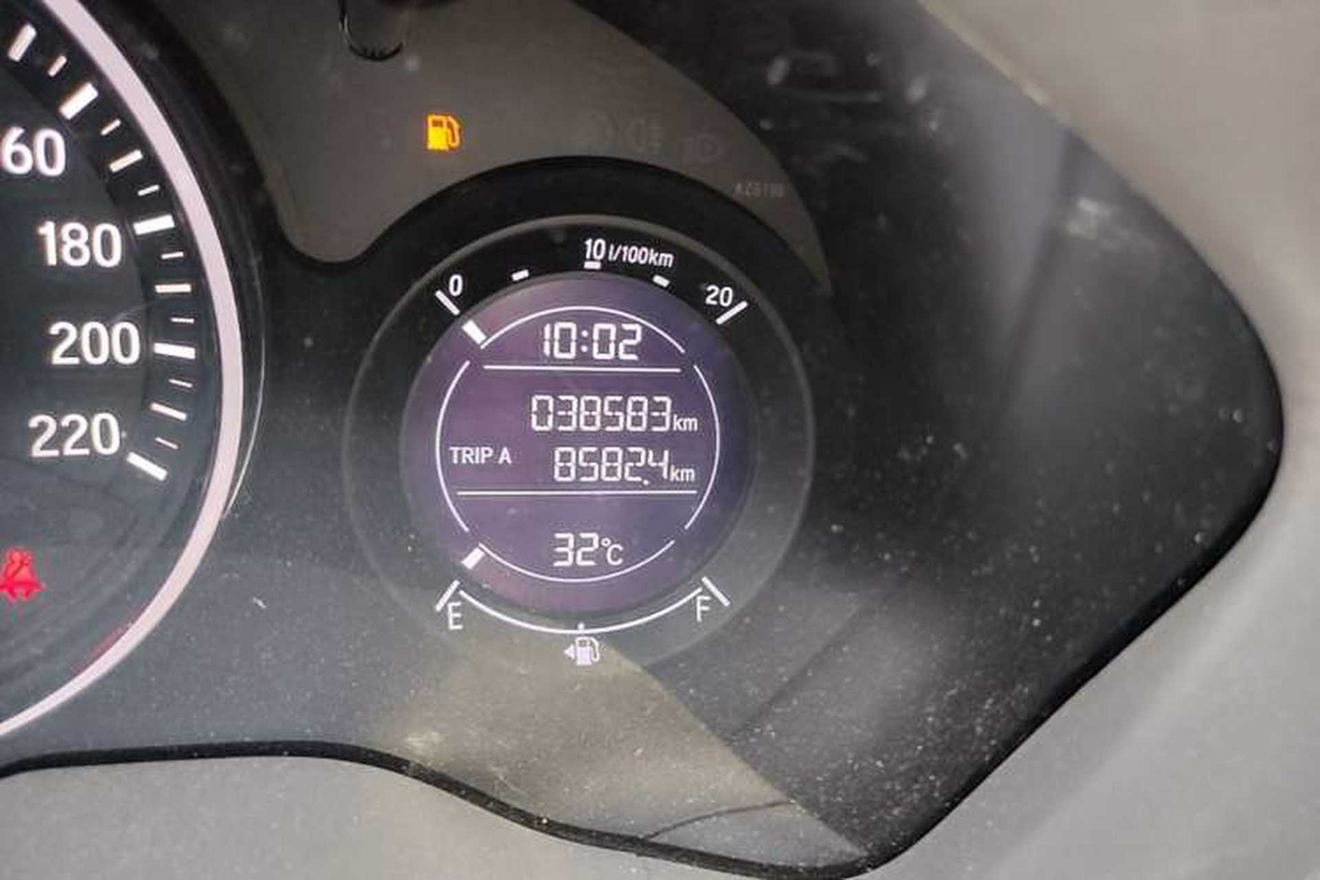 Used Honda Vezel 2017 1.8L CVT Front-Wheel Drive Pioneer Edition Odometer Close Up