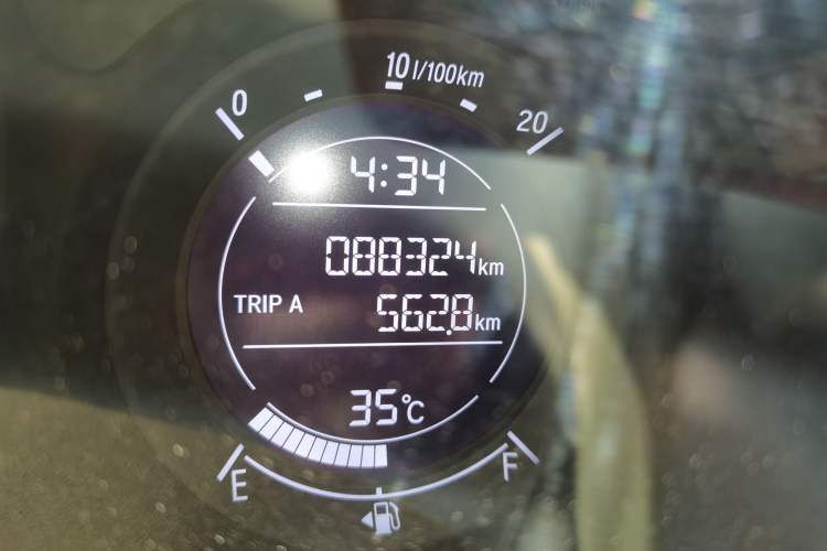 Used Honda Vezel 2017 1.8L CVT Front-Wheel Drive Pioneer Edition Odometer Close Up