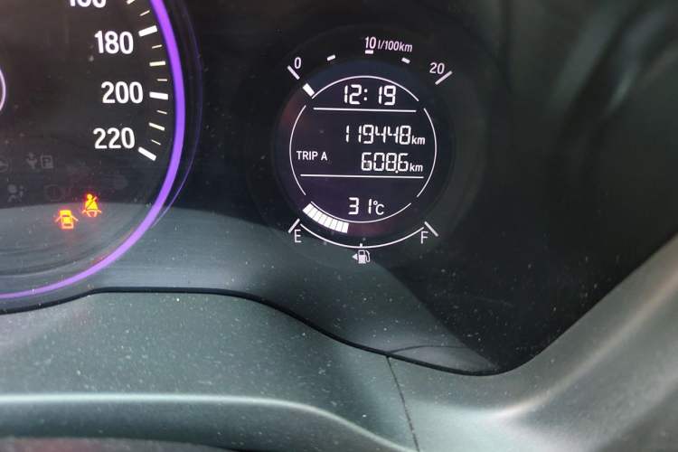 Used Honda Vezel 2017 1.8L CVT Front-Wheel Drive Pioneer Edition Odometer Close Up