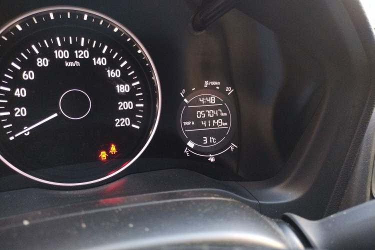 Used Honda Vezel 2017 1.8L CVT Front-Wheel Drive Pioneer Edition Odometer Close Up
