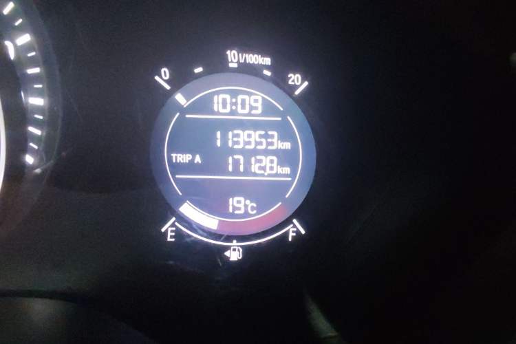 Used Honda Vezel 2017 1.8L CVT Front-Wheel Drive Pioneer Edition Odometer Close Up