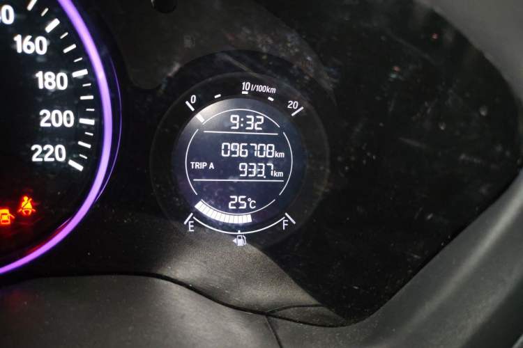 Used Honda Vezel 2017 1.8L CVT Front-Wheel Drive Pioneer Edition Odometer Close Up