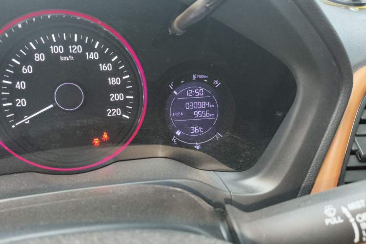 Used Honda Vezel 2017 1.8L CVT Front-Wheel Drive Pioneer Edition Odometer Close Up