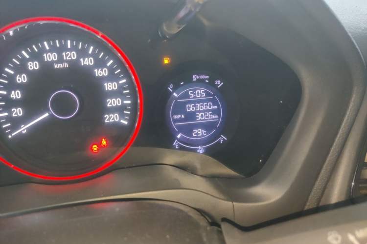 Used Honda Vezel 2017 1.8L CVT Front-Wheel Drive Pioneer Edition Odometer Close Up
