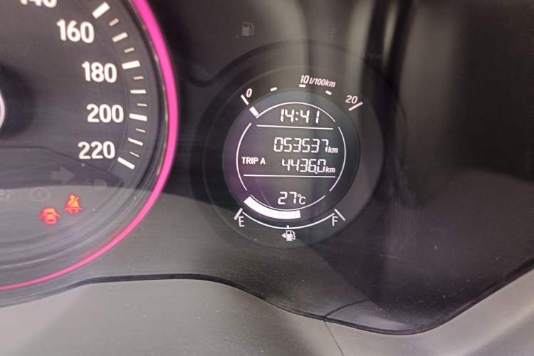 Used Honda Vezel 2017 1.5L CVT 2WD Comfort Model Odometer Close Up