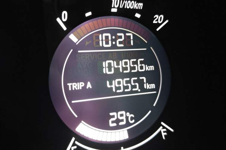 Used Honda Vezel 2017 1.8L CVT Front-Wheel Drive Pioneer Edition Odometer Close Up