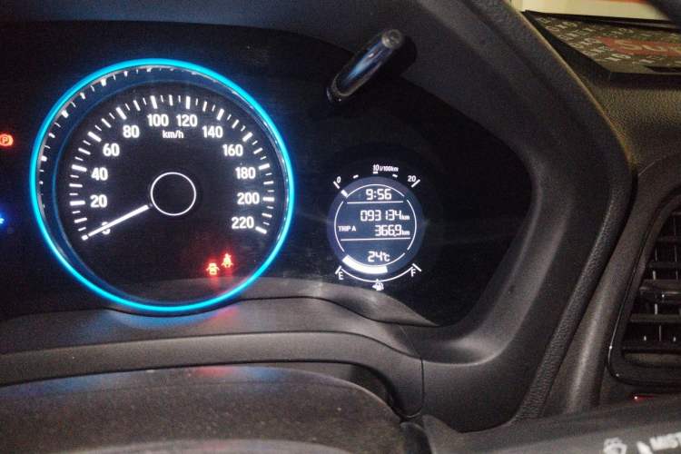 Used Honda Vezel 2017 1.8L CVT Front-Wheel Drive Pioneer Edition Odometer Close Up